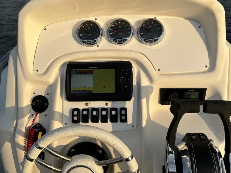 Pronajmout si Nuova Jolly Prince 28 v Grand Piquey