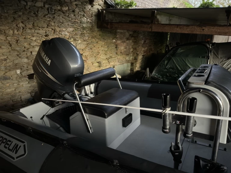 Polotuhá loď k pronájmu v Cherbourg-en-Cotentin za nejlepší cenu