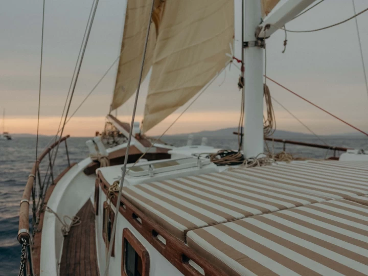 Pronájem jachty v Vlychada -Custom trehandiri na Samboatu