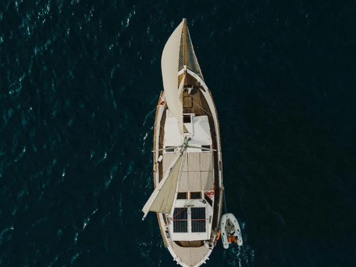 Pronajmout si Custom trehandiri v Vlychada