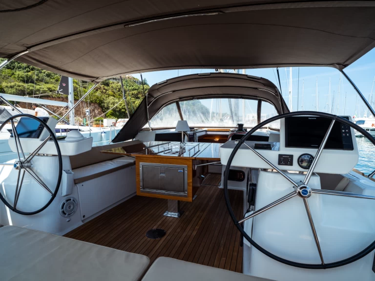 Pronajmout si Dufour Dufour 520 Grand Large v Olbia