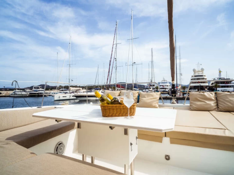 Katamarán k pronájmu v Olbia za nejlepší cenu