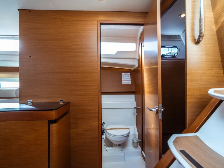 Jeanneau Sun Odyssey 490 jednotlivci a charterové společnosti v Olbia
