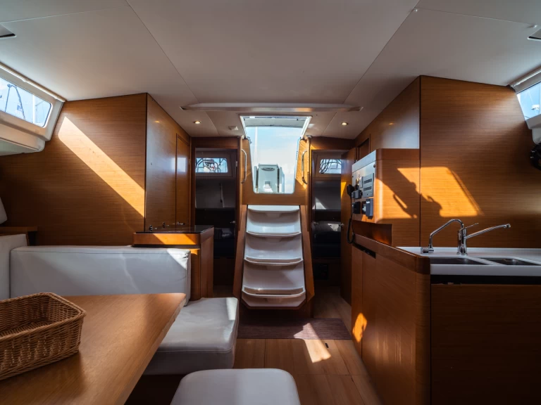 Pronájem lodi Olbia lákavé ceny Sun Odyssey 490