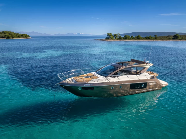 Pronájem lodi Split lákavé ceny M 44 Hard Top