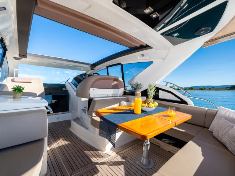 Pronajmout si Cranchi Cranchi M44 HT v Kaštel Gomilica