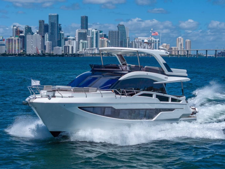 Pronajmout si Galeon Don't Tell MOM v Miami