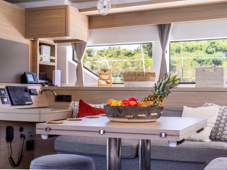 Pronájem lodi Atény lákavé ceny VALINOR - Summer