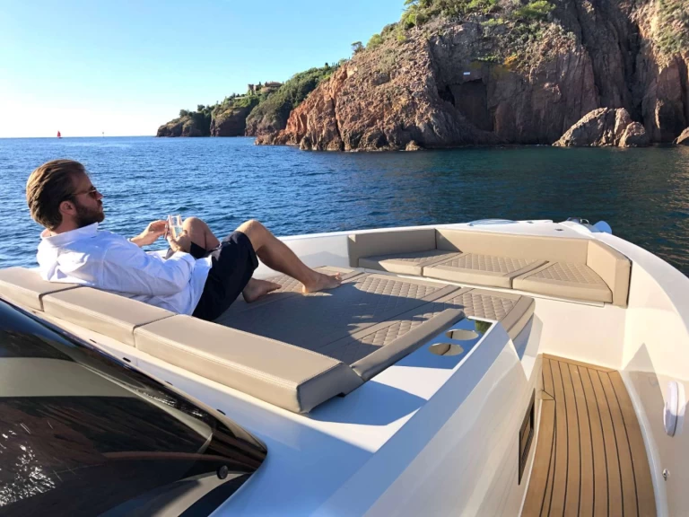 De Antonio MONTE OLYMPO jednotlivci a charterové společnosti v Parikia