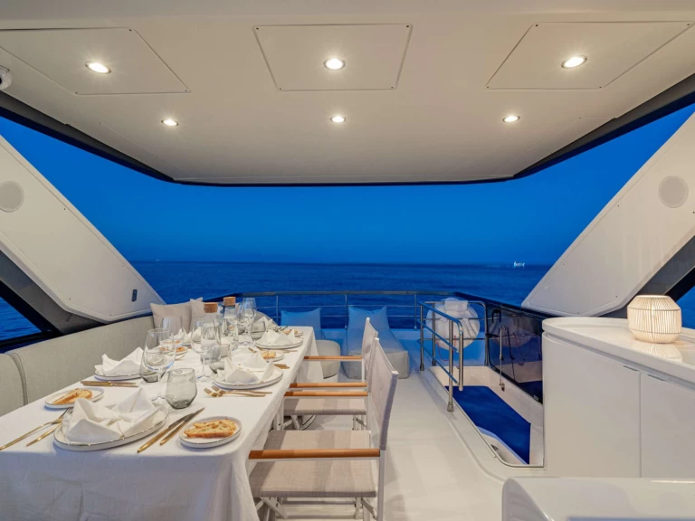 Pronájem Jachta Azimut s licencí