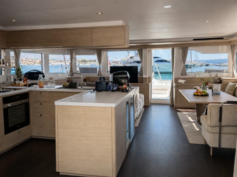 Pronájem lodi Kaštela lákavé ceny Lagoon 60