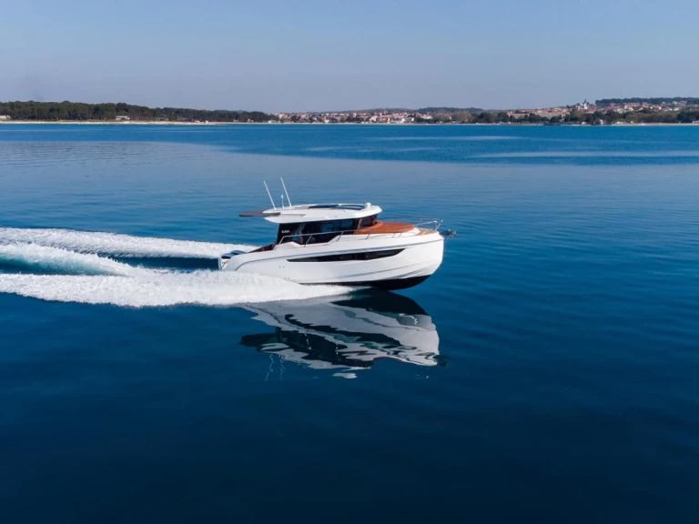 Motorová loď k pronájmu v Pula za nejlepší cenu