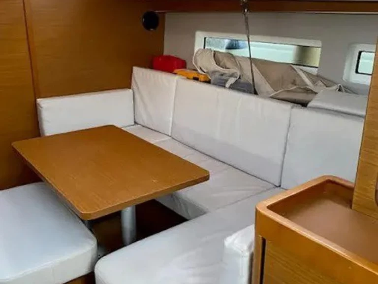 Pronajmout Plachetnice se skipperem či ne Jeanneau v Paros (ostrov)