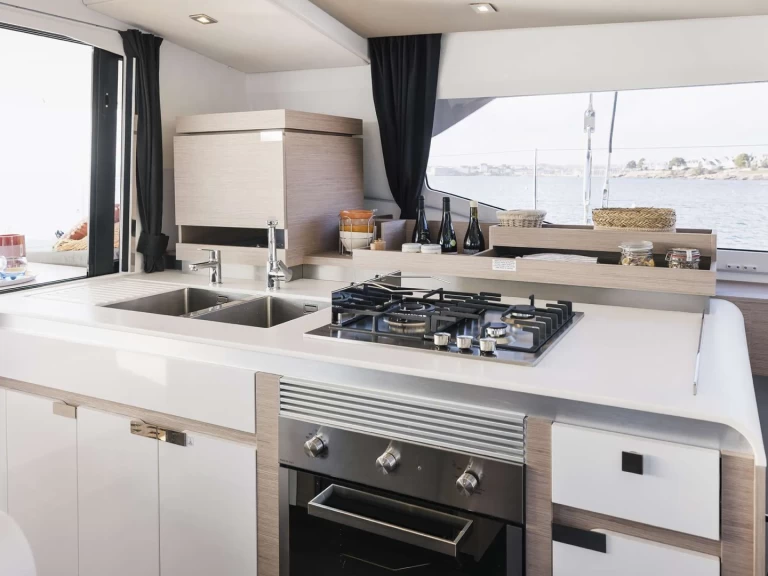 Pronajmout si Fountaine Pajot Aura 51 v Belize City