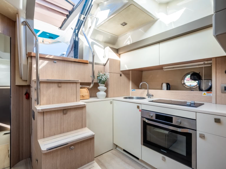 Pronajmout si Cranchi Cranchi M44 HT v Kaštel Gomilica