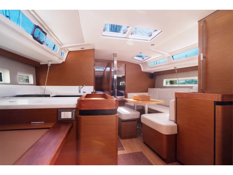 Pronajmout Plachetnice se skipperem či ne Jeanneau v Olbia