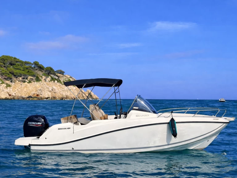 Quicksilver Activ 605 Sundeck jednotlivci a charterové společnosti v Mandelieu-la-Napoule