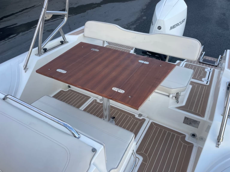 Polotuhá loď k pronájmu v Beaulieu-sur-Mer za nejlepší cenu