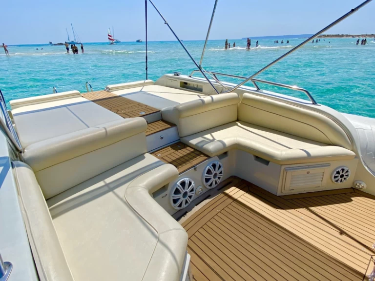 Polotuhá loď k pronájmu v Santa Eularia des Riu za nejlepší cenu