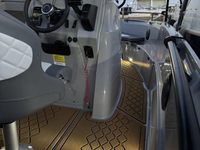 Motorová loď k pronájmu v Sant Antoni de Portmany za nejlepší cenu