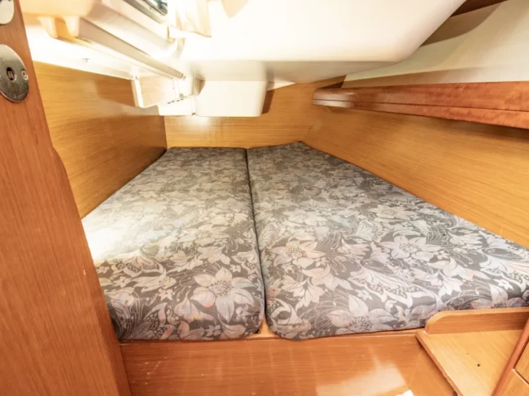 Jeanneau Sun Odyssey 36i jednotlivci a charterové společnosti v Nikiána