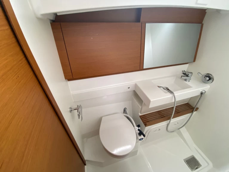 Jeanneau Sun Odyssey 490 jednotlivci a charterové společnosti v Nettuno