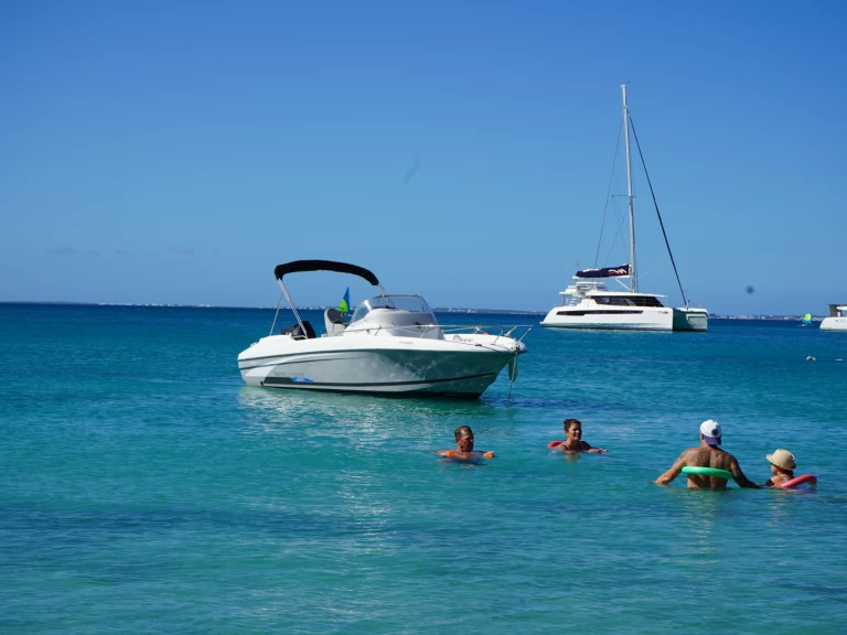 Pronájem lodi Marigot lákavé ceny Flyer 650 Open