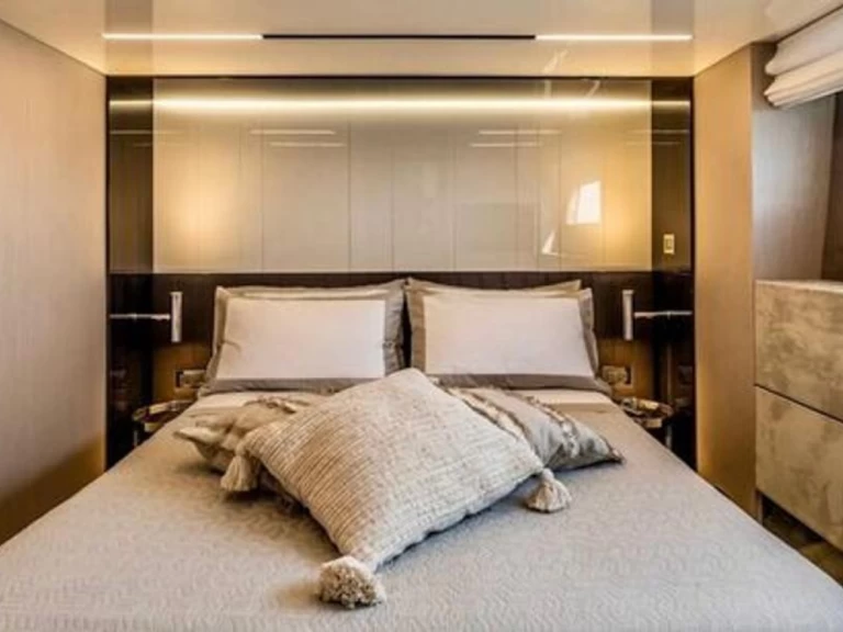 Pronájem Jachta Cranchi s licencí