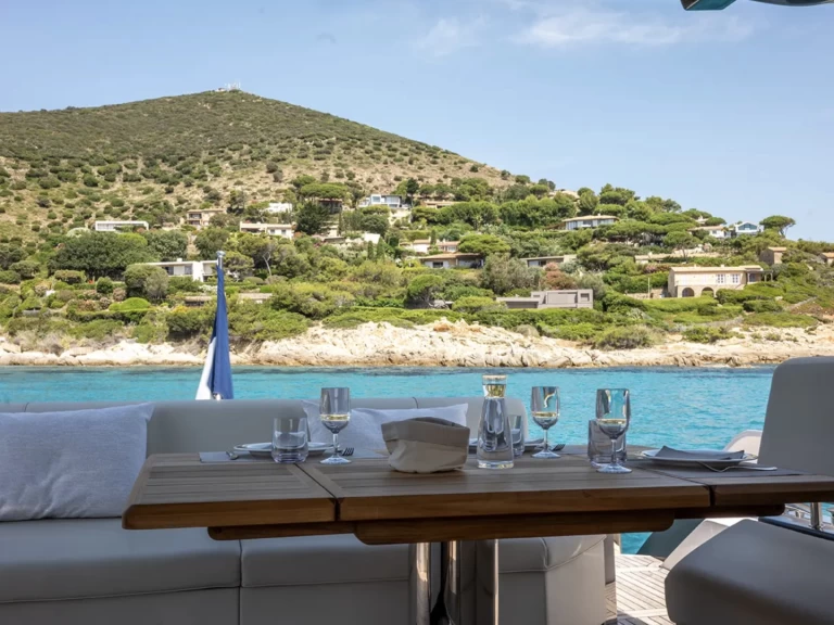 Pronájem lodi Sunseeker Predator 64 v Saint-Tropez na Samboatu