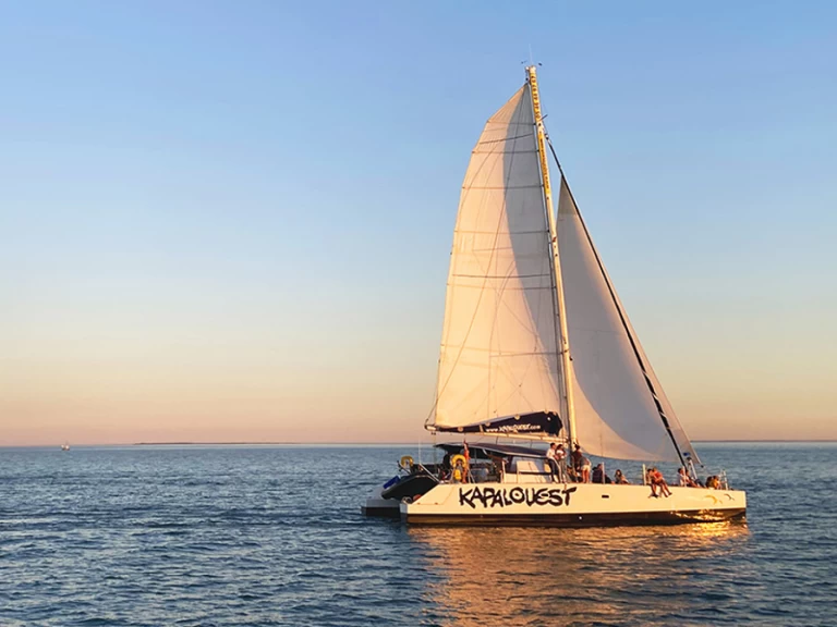 Pronajmout Katamarán se skipperem či ne Naval Force 3 v Les Minimes