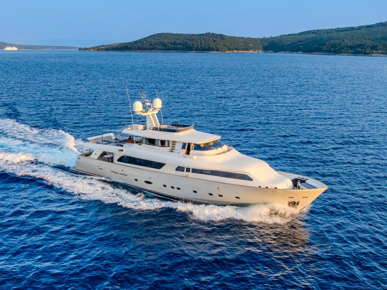 Pronajmout si  Motoryacht v Kaštel Gomilica