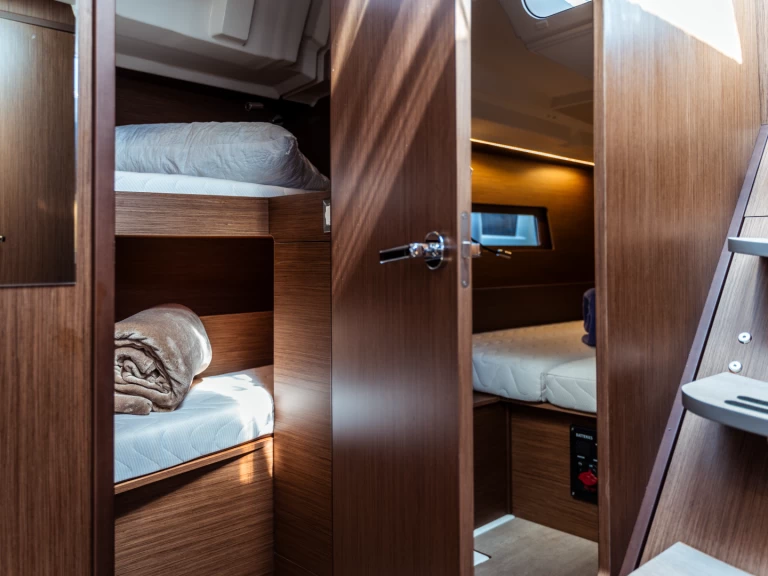 Bénéteau Oceanis 46.1 jednotlivci a charterové společnosti v Olbia