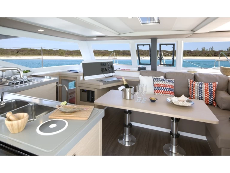 Fountaine Pajot Lucia 40 jednotlivci a charterové společnosti v Port Grimaud