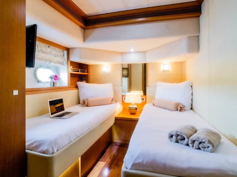 Pronájem lodi Split lákavé ceny Ferretti 780