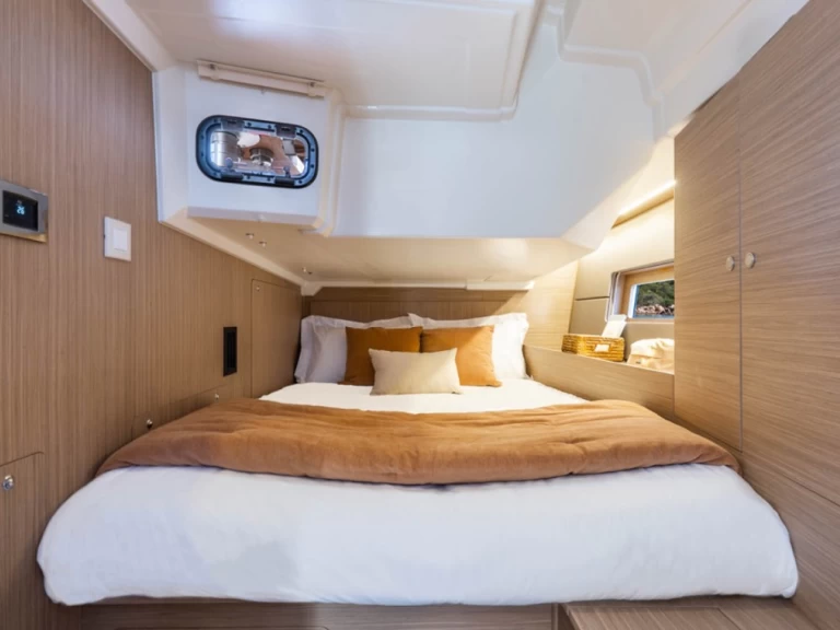 Bénéteau Oceanis 47 jednotlivci a charterové společnosti v Cugnana Verde