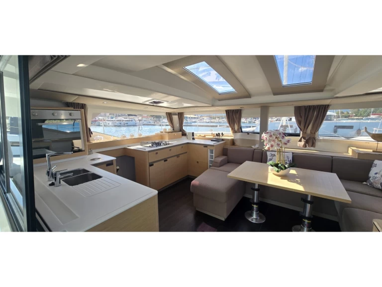 Fountaine Pajot Elba 45 jednotlivci a charterové společnosti v Olbia
