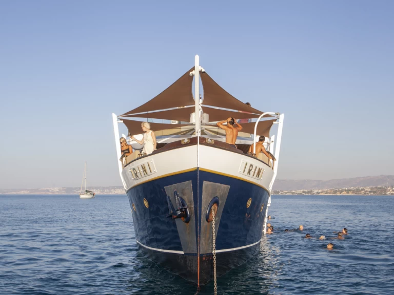 Pronájem Motorová loď Custom Made s licencí