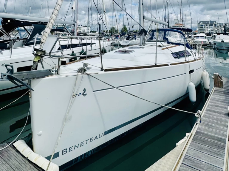 Pronajmout si Bénéteau Oceanis 37 v Les Sables-d'Olonne