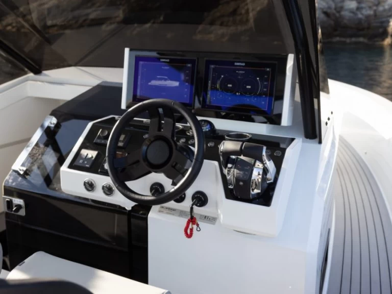 De Antonio d36 jednotlivci a charterové společnosti v Porto Badino