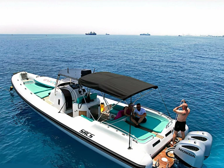 Polotuhá loď k pronájmu v Limassol Marina za nejlepší cenu