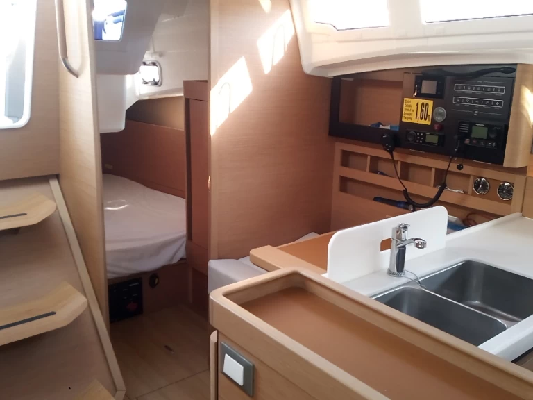 Pronajmout Plachetnice se skipperem či ne Jeanneau v Palamos