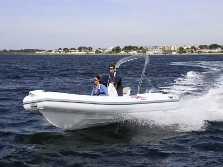 Pronajmout Polotuhá loď se skipperem či ne 4XC v Saint-Florent