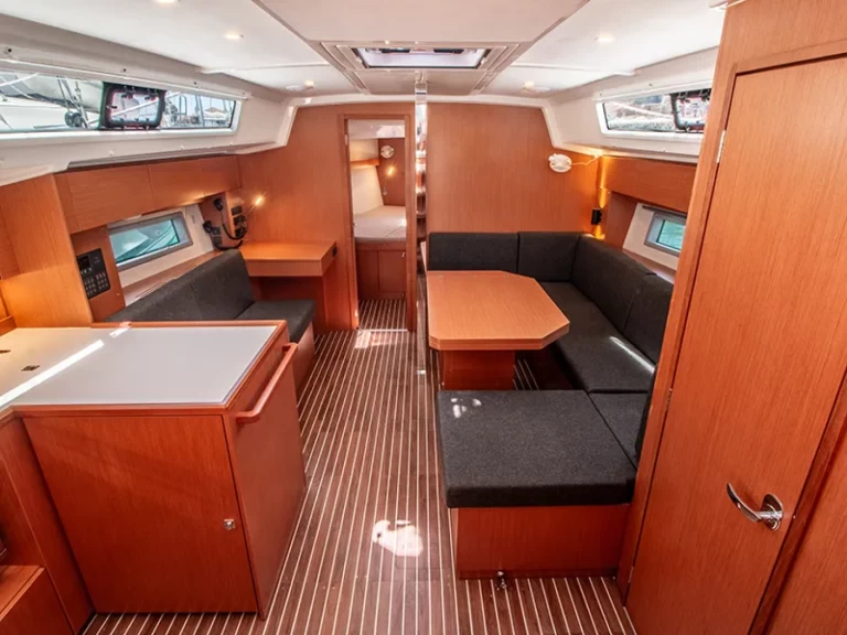 Pronajmout si Bavaria Bavaria C42 v Nikiána