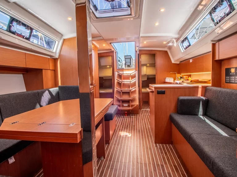 Pronájem lodi Nikiána lákavé ceny Bavaria C42