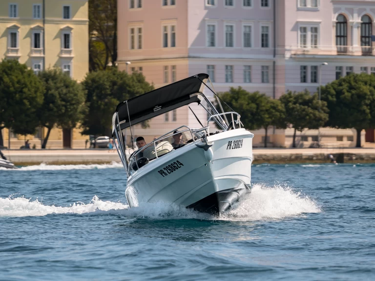 Pronájem lodi Zadar lákavé ceny 730 HBS