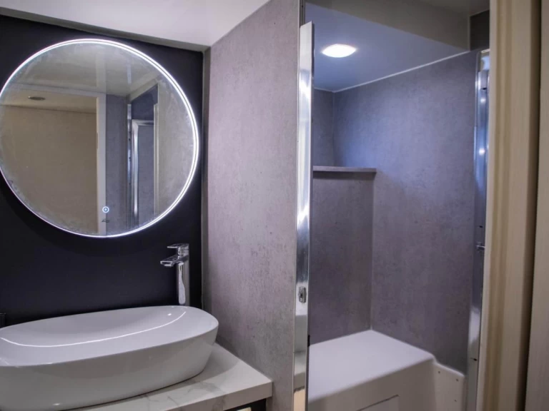 Pronájem jachty v Dubai Marina -Régal 33ft na Samboatu