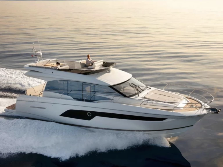 Pronájem lodi Saint-Tropez lákavé ceny Sunseeker 60