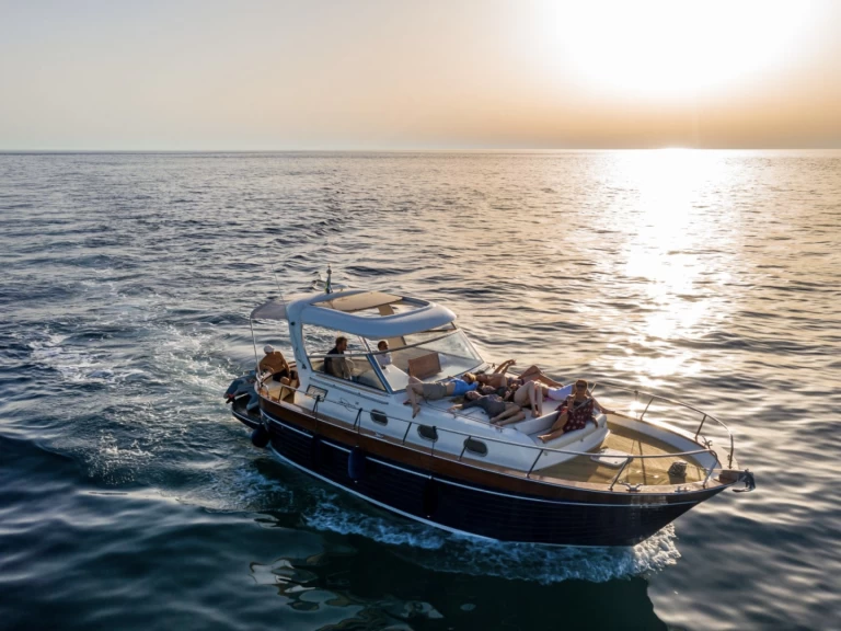 Motorová loď k pronájmu v Sorrento za nejlepší cenu