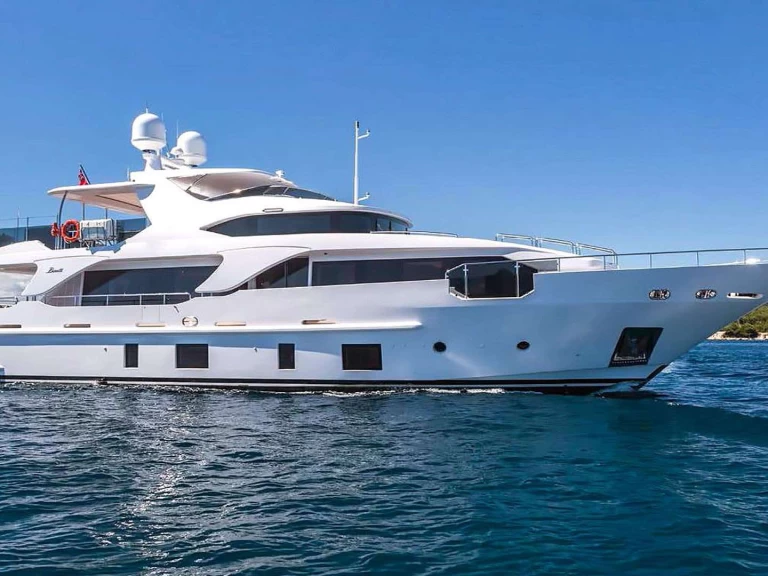 Benetti GALA I jednotlivci a charterové společnosti v Atény