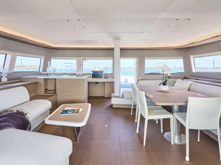 Lagoon AMAREA jednotlivci a charterové společnosti v Atény